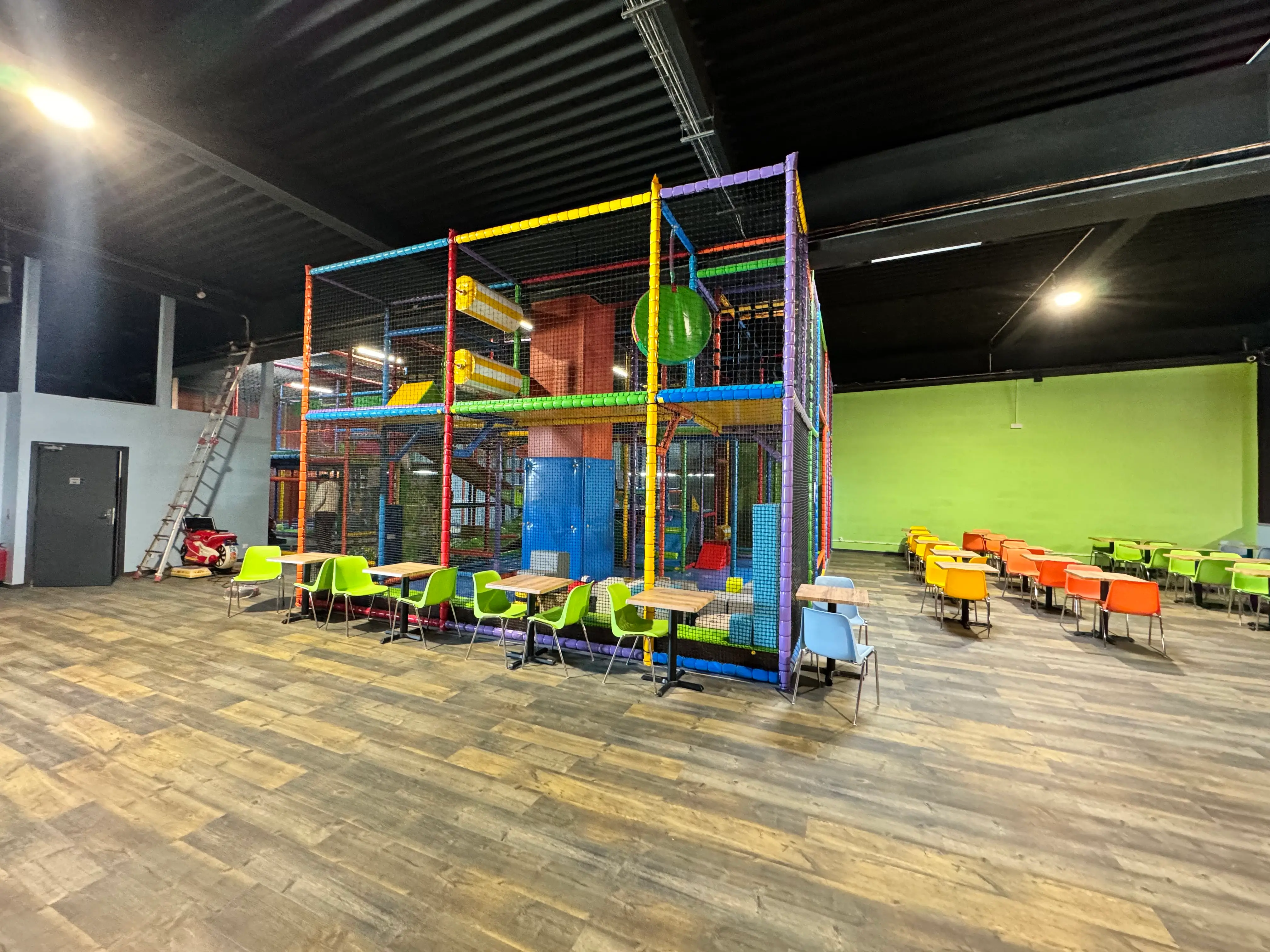 Aire de jeu colorée du Kid's Paradiz chez OumCityGames, avec des structures de jeu sécurisées pour enfants