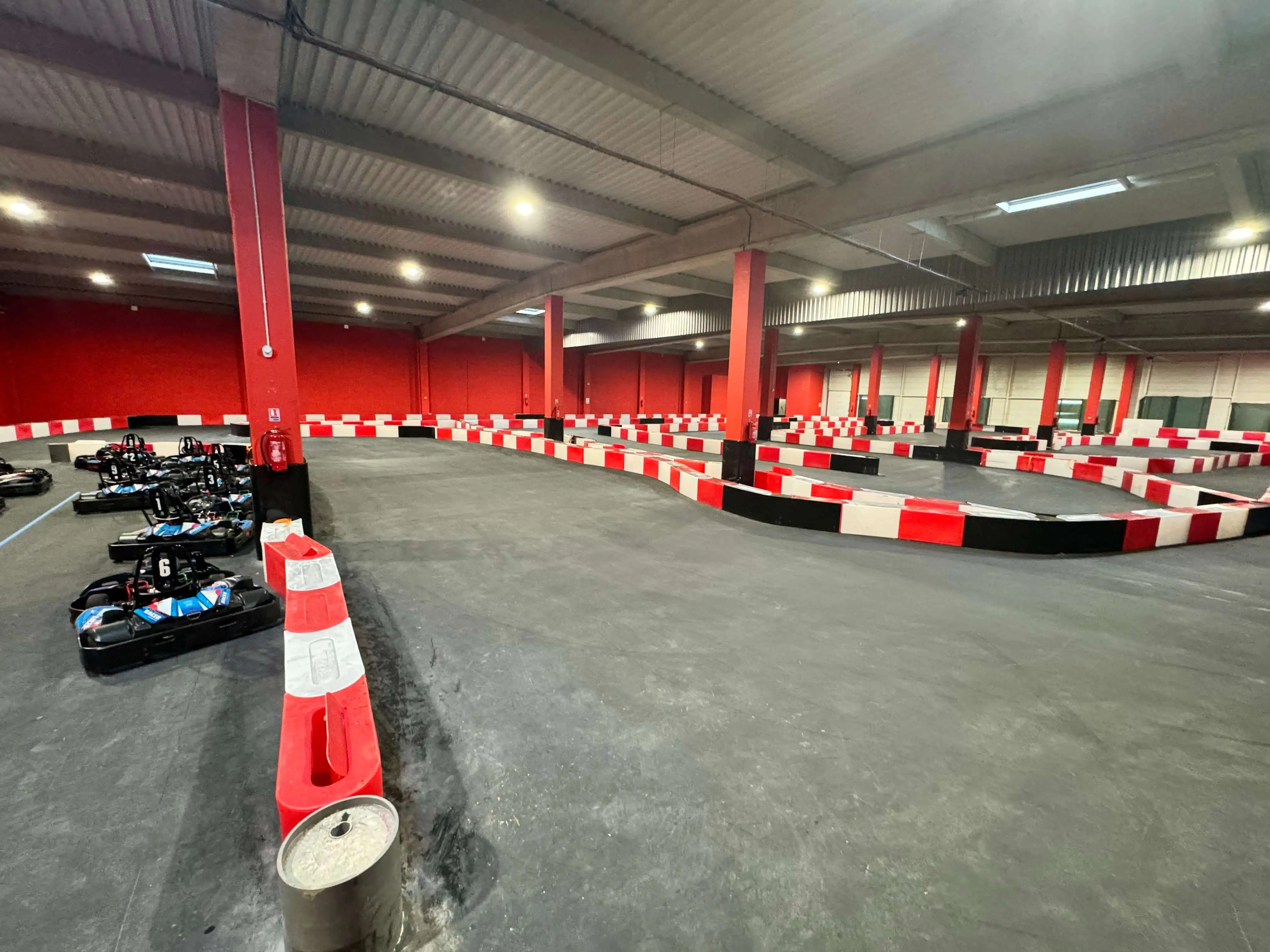 Karts en action sur la piste de karting d'OumCityGames, naviguant entre virages et lignes droites dans une course palpitante