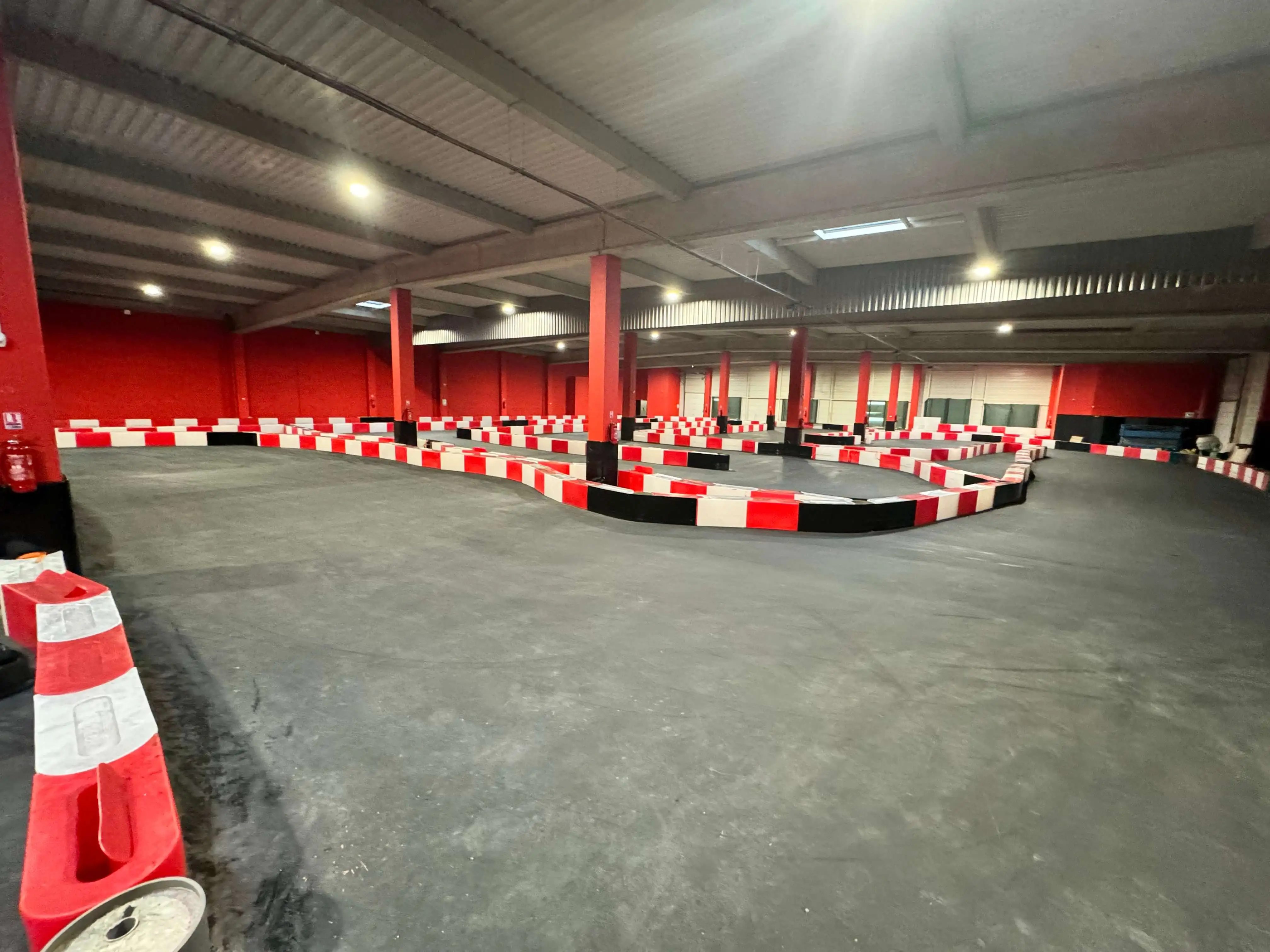 Vue aérienne du circuit de karting d'OumCityGames