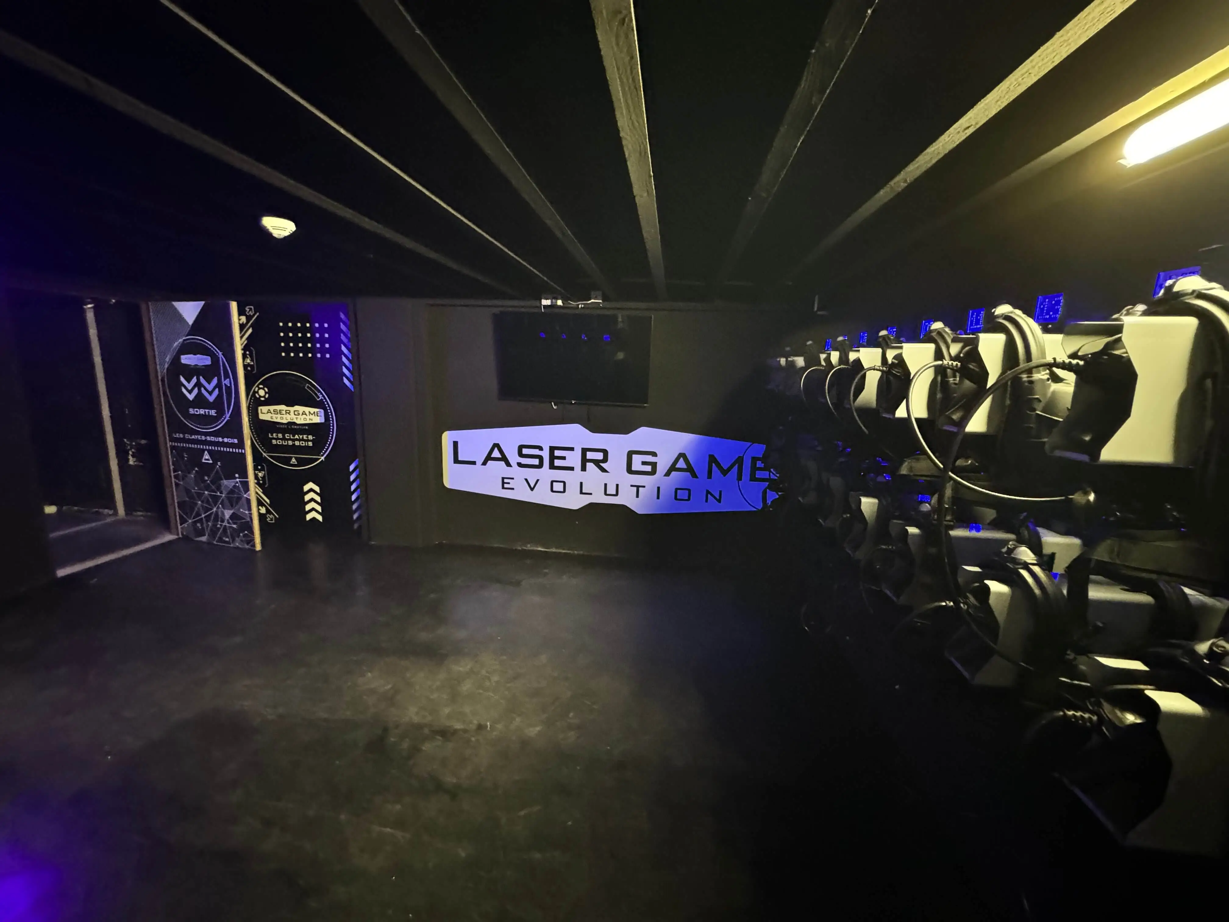 Entrée de l'arène Laser Game chez OumCityGames, mettant en vedette des équipements de jeu prêts pour l'action